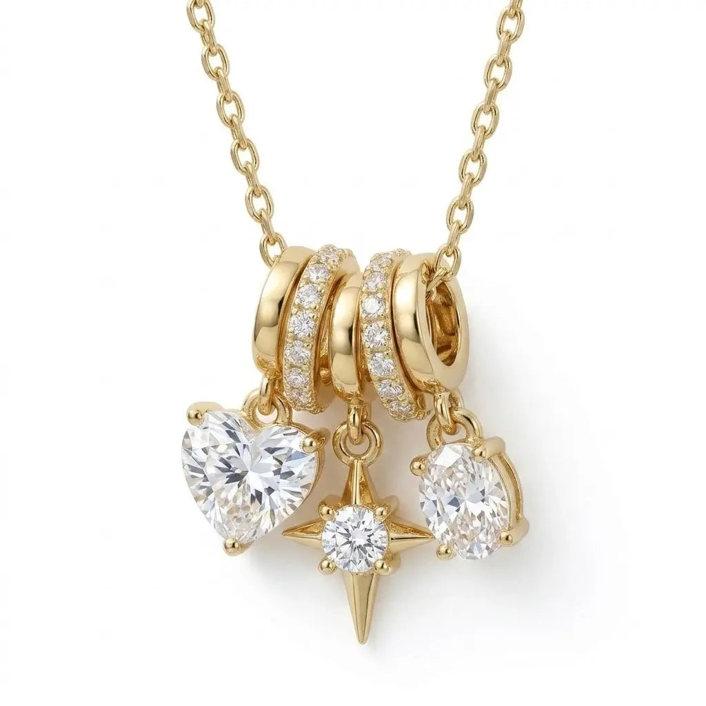 Detalle macro del Collar TRÍADE con corazón, estrella y piedra ovalada