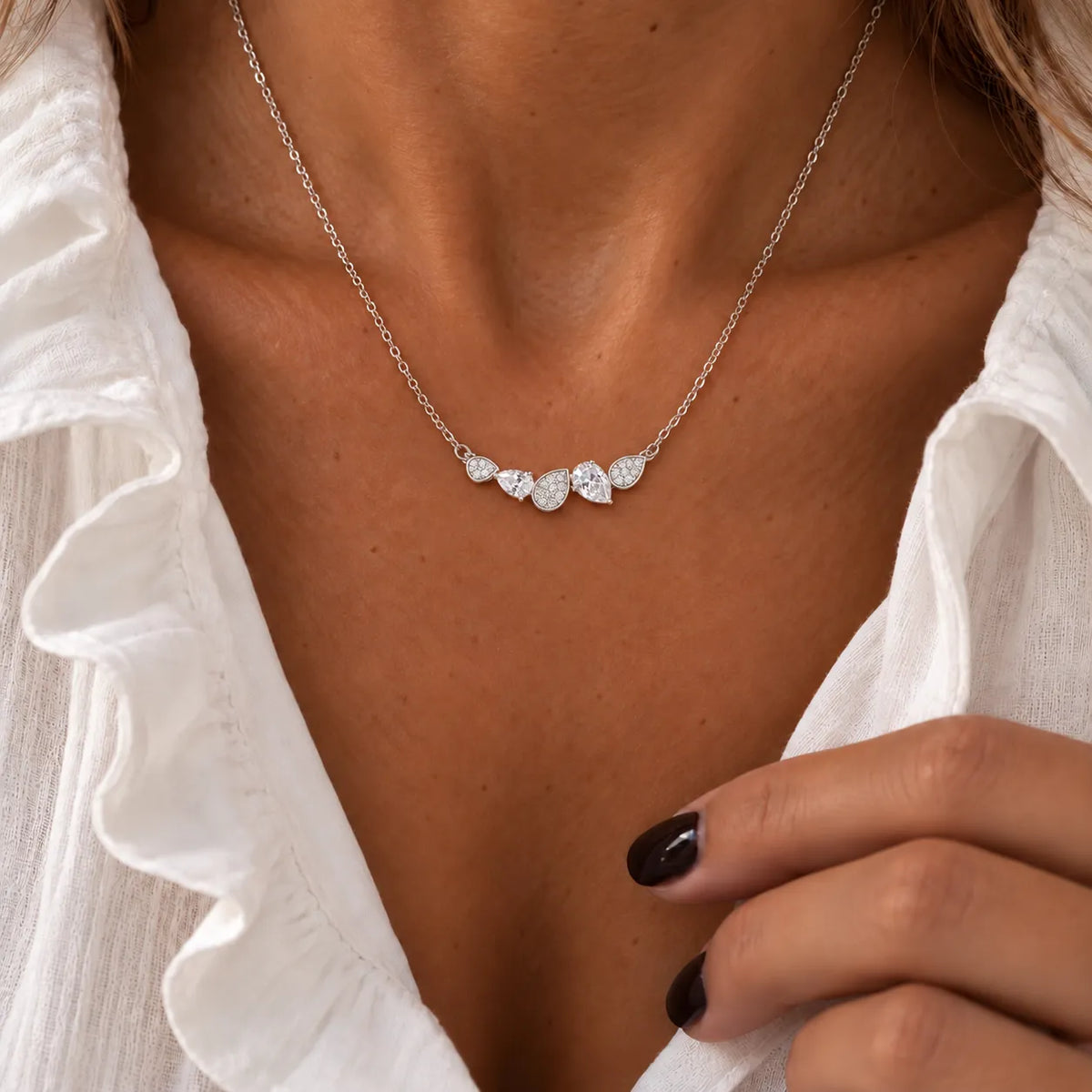 Collar ELARA llevado al cuello, fotografía de cómo queda