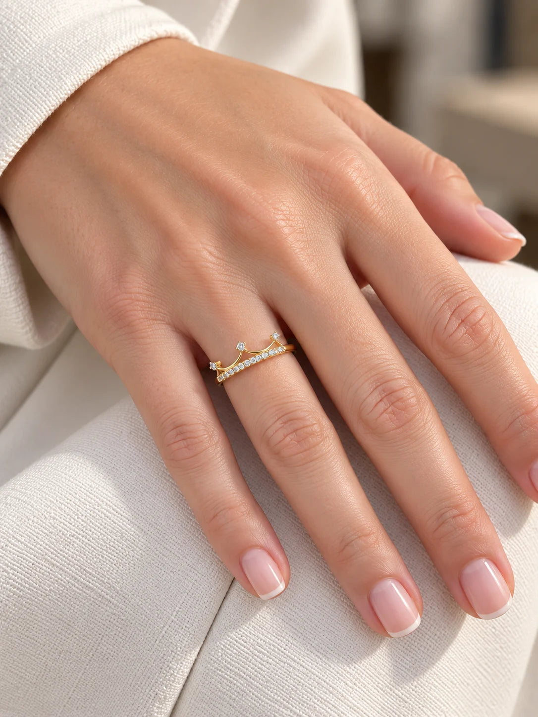 Anillo Coronia dorado de plata de ley 925 puesto en la mano