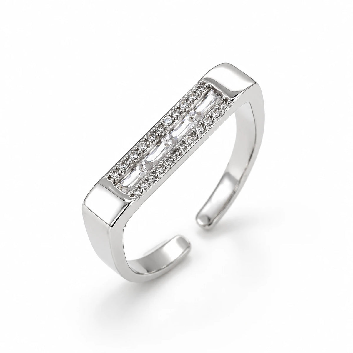 Anillo Prisma de plata de ley 925 con baño de rodio, vista de estudio