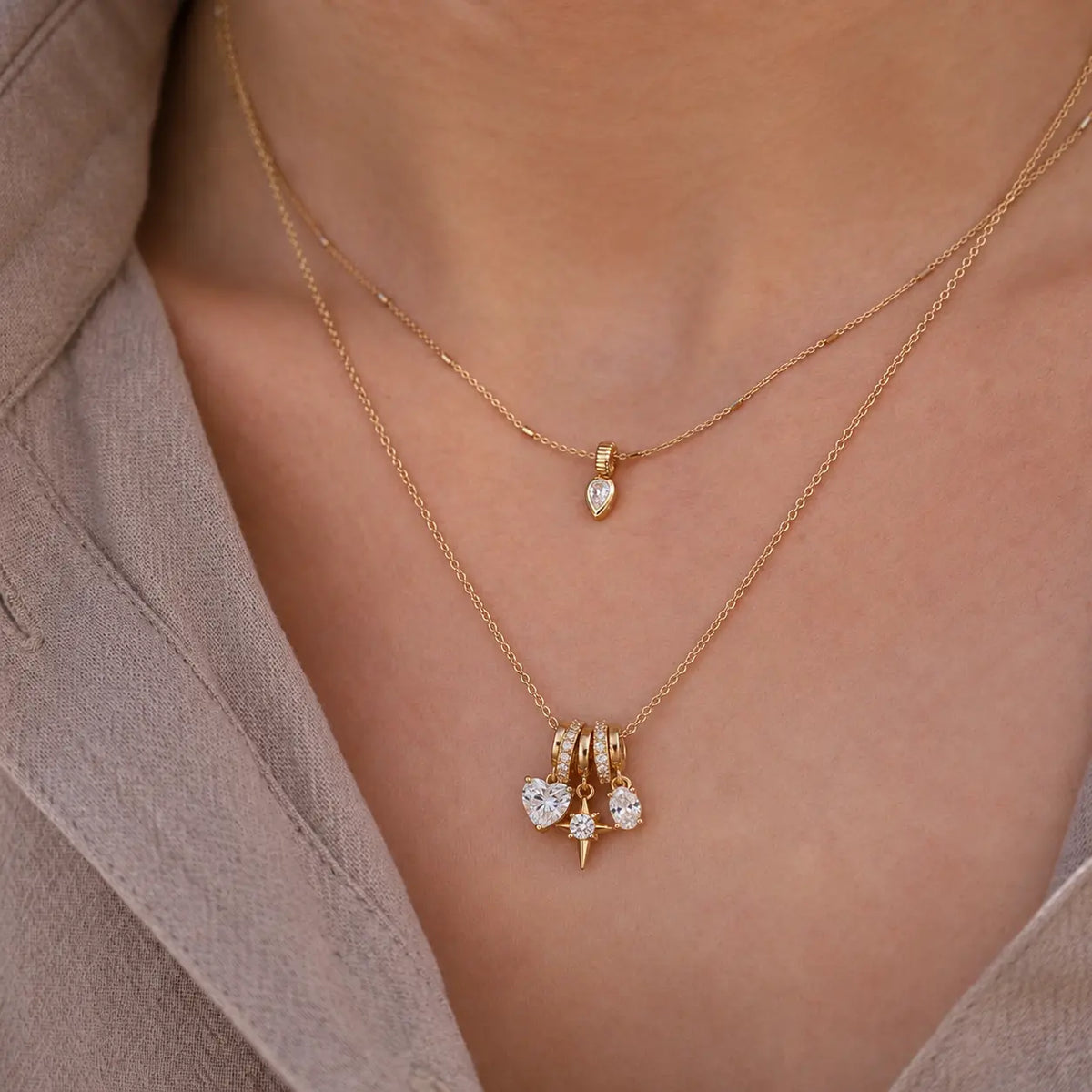 Collar TRÍADE de plata 925 con baño de oro llevado al cuello
