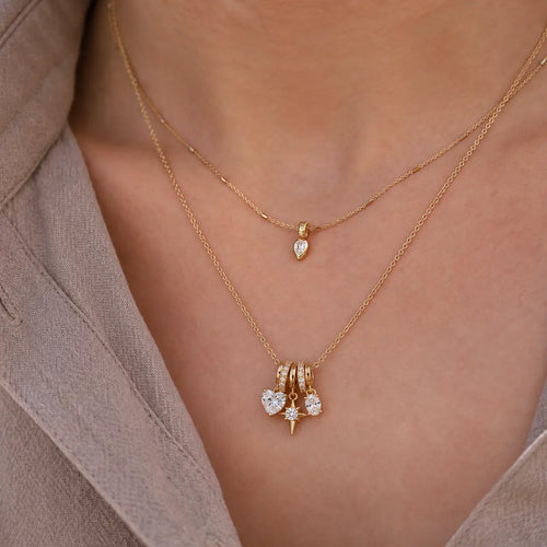 Collar TRÍADE de plata 925 con baño de oro llevado al cuello