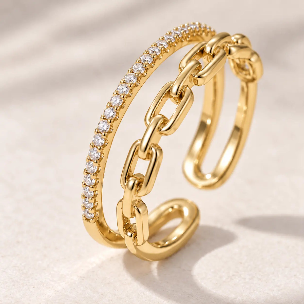 Anillo Trama de plata de ley 925 con baño de oro, vista de estudio