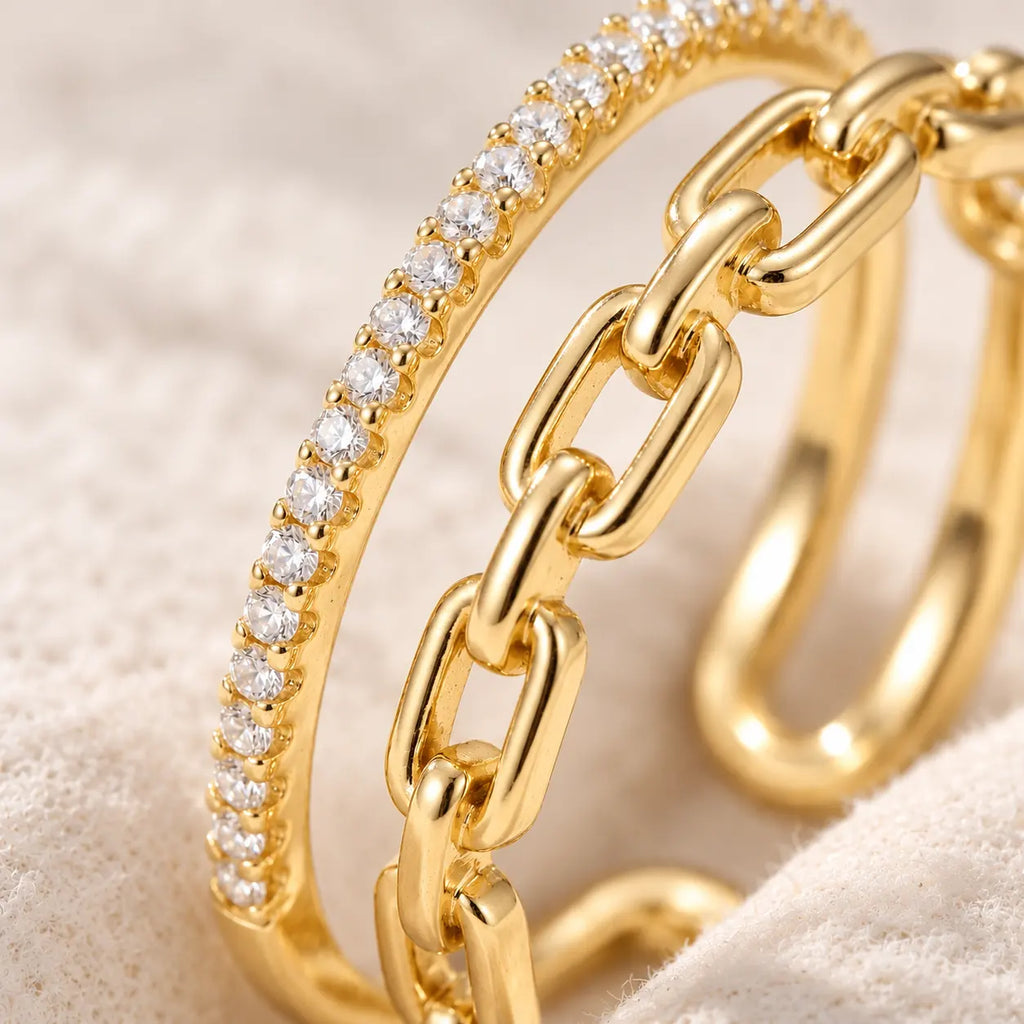 Anillo Trama de plata de ley 925 con baño de oro, fotografía macro
