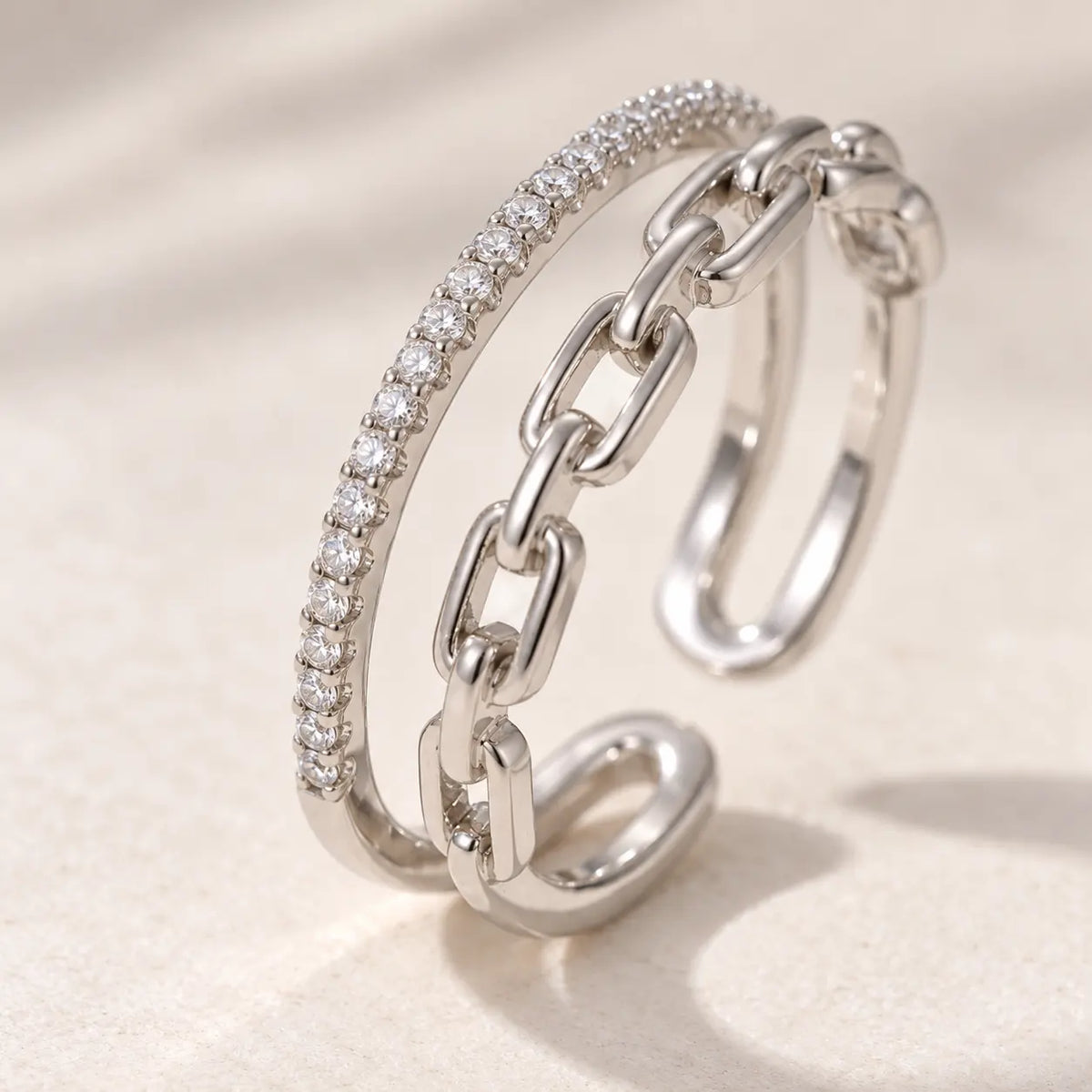 Anillo Trama de plata de ley 925 con baño de rodio, vista de estudio