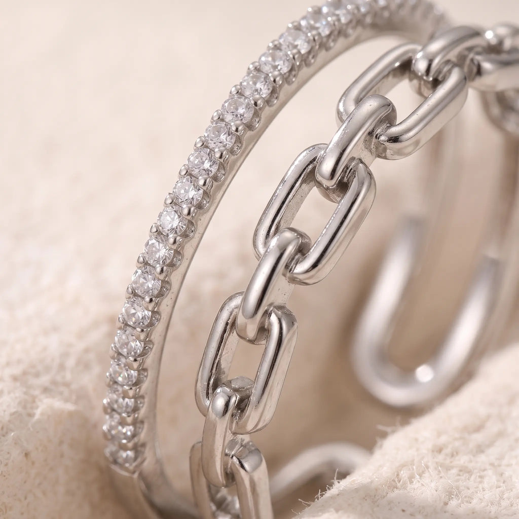 Anillo Trama de plata de ley 925 con baño de rodio, fotografía macro
