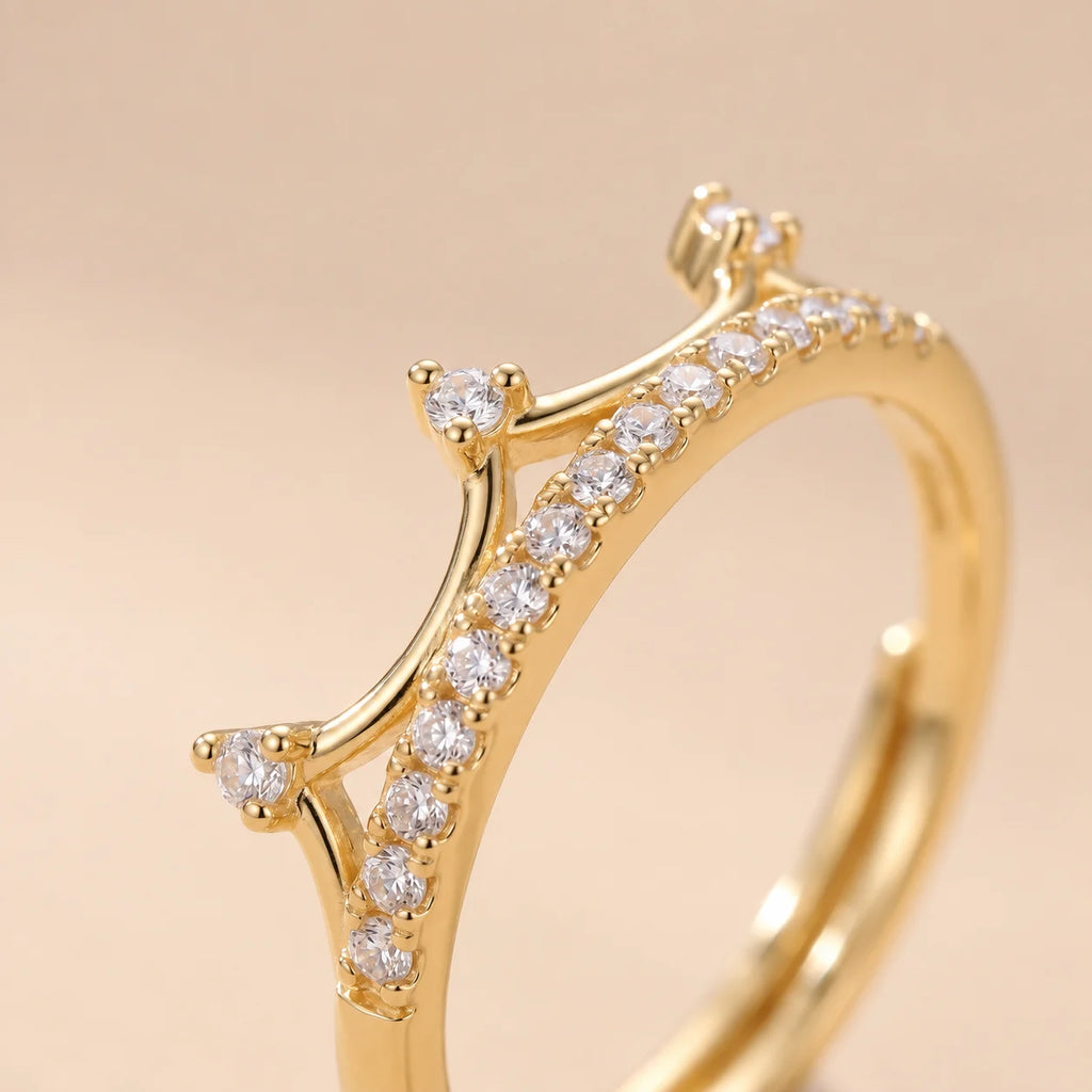 Detalle macro del anillo Coronia con baño de oro